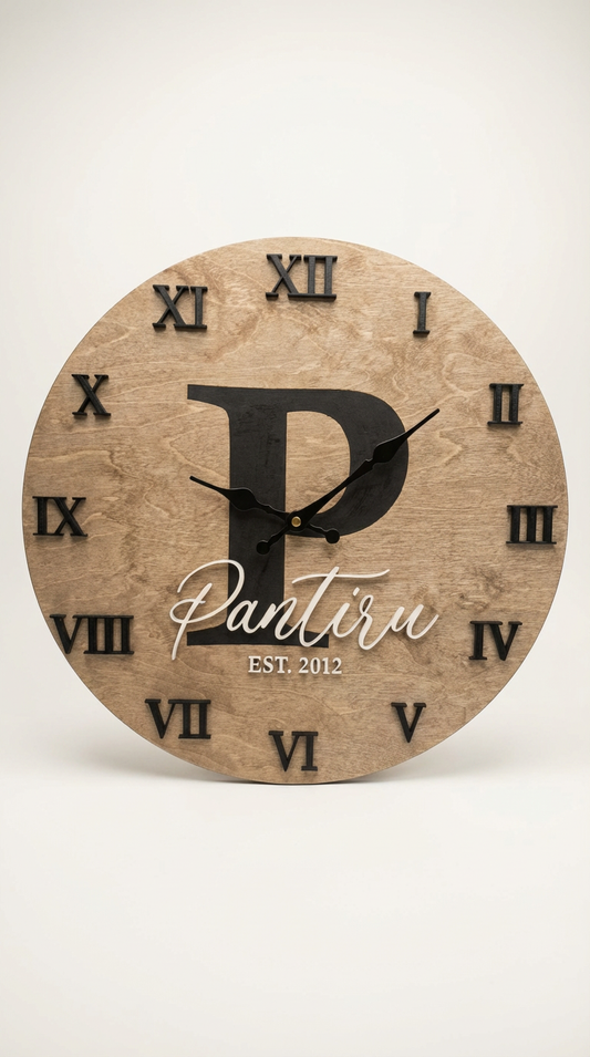 Personalisierte Wanduhr aus Holz mit Namen | Individuelle Familienuhr handgefertigt